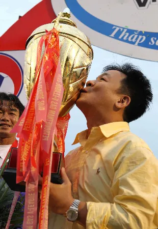 Ông bầu Đỗ Quang Hiển (đội bóng Hà Nội T&T và SHB Đà Nẵng): “Hà Nội T&T vô địch chẳng cần nhờ ai giúp sức”