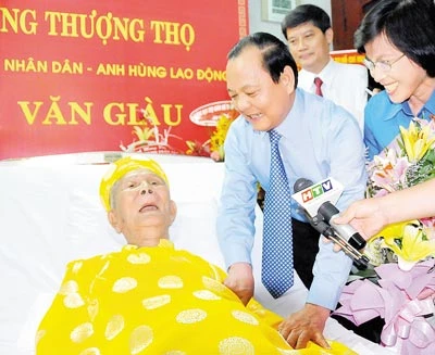 Giáo sư , Nhà giáo nhân dân, Anh hùng Lao động Trần Văn Giàu - Một nhân cách lớn