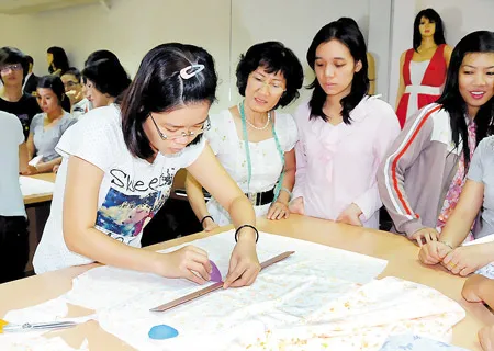 Học viên lớp cắt may thực hành. Học viên lớp cắt may thực hành.