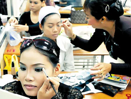 Học trang điểm giúp chị em phụ nữ có những kiến thức cơ bản để làm đẹp. Học trang điểm giúp chị em phụ nữ có những kiến thức cơ bản để làm đẹp.