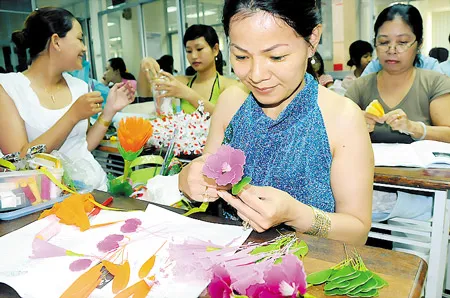 Lớp học làm các loại hoa bằng lụa. Lớp học làm các loại hoa bằng lụa.