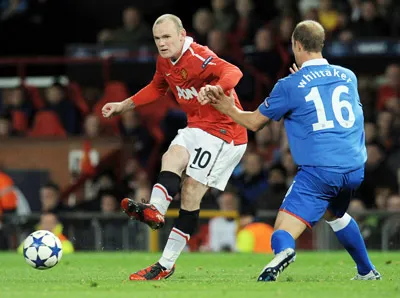 Rooney (trái) cùng đồng đội không thể vượt qua Rangers. Ảnh: AFP