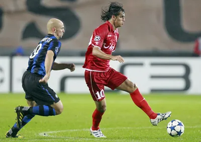 Tiền vệ Esteban Cambiasso (trái, Inter) tranh bóng cùng Bryan Ruiz của Twente. Ảnh: AFP