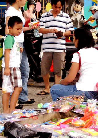 Đồ chơi không nhãn mác, xuất xứ bán trước cổng Trường Mầm non Bé Ngoan (quận 1). Ảnh: THANH THU Đồ chơi không nhãn mác, xuất xứ bán trước cổng Trường Mầm non Bé Ngoan (quận 1). Ảnh: THANH THU