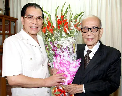 Tổng Bí thư Nông Đức Mạnh mừng thọ Giáo sư Vũ Khiêu