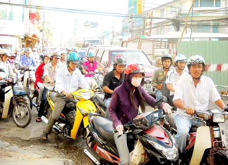 Lại kẹt xe vì... “lô cốt”