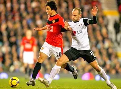 Sir Alex không phân biệt được Rafael Da Silva với Fabio Da Silva