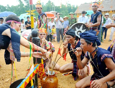 Bà con các dân tộc Tây Nguyên bên ché rượu cần tại Làng văn hóa - du lịch các dân tộc Việt Nam. Bà con các dân tộc Tây Nguyên bên ché rượu cần tại Làng văn hóa - du lịch các dân tộc Việt Nam.