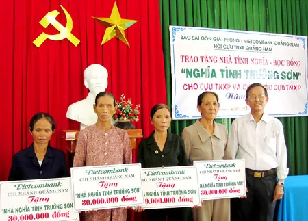 Tặng nhà tình nghĩa và học bổng tại Quảng Nam