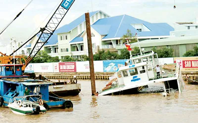 Lực lượng cứu hộ đang trục vớt các ô tô trong chiếc phà chìm. Lực lượng cứu hộ đang trục vớt các ô tô trong chiếc phà chìm.