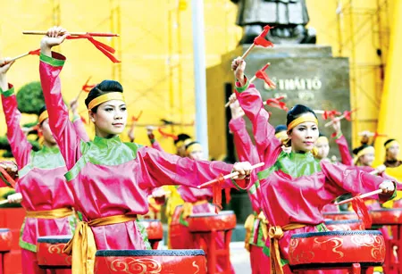 Tổng duyệt văn nghệ chuẩn bị cho ngày đại lễ. Ảnh: AN DUNG Tổng duyệt văn nghệ chuẩn bị cho ngày đại lễ. Ảnh: AN DUNG