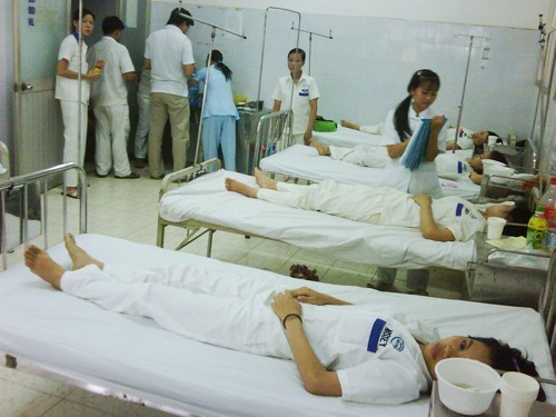 Workers rushed to the district hospital after eating poisoned food (Photo: NLD) Workers rushed to the district hospital after eating poisoned food (Photo: NLD)