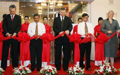Representatives of HSBC Vietnam and the State Bank of Vietnam cut a ribbon to open HSBC’s Da Nang Branch on September 30 Representatives of HSBC Vietnam and the State Bank of Vietnam cut a ribbon to open HSBC’s Da Nang Branch on September 30