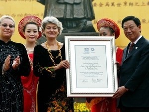 UNESCO General Director Irina Bokova (2nd, L) presents Hanoi People's Committee Chairman Nguyen The Thao a certificate recognising the Thang Long Royal Citadel as part of the world's cultural heritage. UNESCO General Director Irina Bokova (2nd, L) presents Hanoi People's Committee Chairman Nguyen The Thao a certificate recognising the Thang Long Royal Citadel as part of the world's cultural heritage.