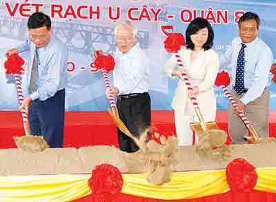 Mr. Le Hoang Quan ( c, white) digs sand to launch order for the project ( Photo: SGGP) Mr. Le Hoang Quan ( c, white) digs sand to launch order for the project ( Photo: SGGP)