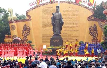 About 1,000 senior Party, State and Ha Noi officials as well as diplomats and other dignitaries attended the opening of the anniversary celebration at the Ly Thai To Gardens across from Hoan Kiem Lake early this morning. About 1,000 senior Party, State and Ha Noi officials as well as diplomats and other dignitaries attended the opening of the anniversary celebration at the Ly Thai To Gardens across from Hoan Kiem Lake early this morning.