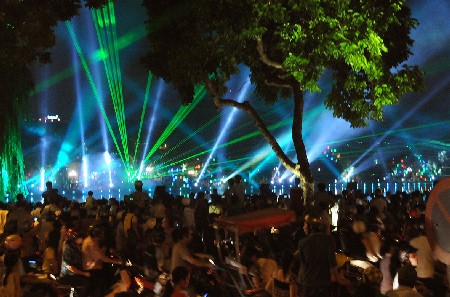 Thousands of people flocked to Hoan Kiem Lake to to find it transformed into a bustling party of artistic activities, complete with a fireworks display, decorative lights, a magnificent ao dai performance, music and a truly festive atmosphere. Models in ao dai (traditional Vietnamese dresses) during a fashion show on the The Huc Bridge at Hoan Kiem Lake last night. The event was part of festivities to celebrate 1,000 years since Ha Noi's foundation. Thousands of people flocked to Hoan Kiem Lake to to find it transformed into a bustling party of artistic activities, complete with a fireworks display, decorative lights, a magnificent ao dai performance, music and a truly festive atmosphere. Models in ao dai (traditional Vietnamese dresses) during a fashion show on the The Huc Bridge at Hoan Kiem Lake last night. The event was part of festivities to celebrate 1,000 years since Ha Noi's foundation.