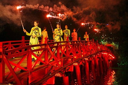 Models in ao dai (traditional Vietnamese dresses) during a fashion show on the The Huc Bridge at Hoan Kiem Lake last night. The event was part of festivities to celebrate 1,000 years since Ha Noi's foundation. Models in ao dai (traditional Vietnamese dresses) during a fashion show on the The Huc Bridge at Hoan Kiem Lake last night. The event was part of festivities to celebrate 1,000 years since Ha Noi's foundation.