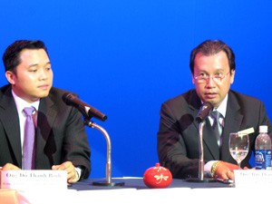 Diamond Place’s general director Do Thanh Binh (L) and general manager Bui Thanh Luong take the chair at a press conference for the grand opening of Diamond Place on September 30, 2010 (Photo: Tuong Thuy) Diamond Place’s general director Do Thanh Binh (L) and general manager Bui Thanh Luong take the chair at a press conference for the grand opening of Diamond Place on September 30, 2010 (Photo: Tuong Thuy)