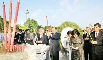 The HCMC leaders burn incense to commemorate heroes at the city Martyrs’ Cemetery on October 4 (Photo: SGGP) The HCMC leaders burn incense to commemorate heroes at the city Martyrs’ Cemetery on October 4 (Photo: SGGP)