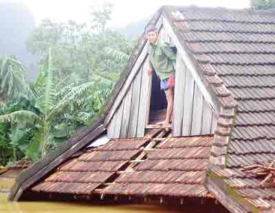 A residents in village Phu Minh in district Minh Hoa must live on the highest part of the house because the flood rise ( Photo: SGGP) A residents in village Phu Minh in district Minh Hoa must live on the highest part of the house because the flood rise ( Photo: SGGP)
