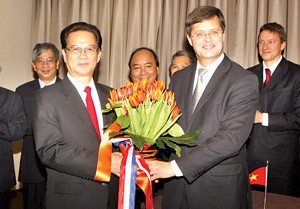 Vietnam’s Prime Minister Nguyen Tan Dung (L) receives flowers from Dutch Prime Minister Jan Peter Balkenende in Brussels Vietnam’s Prime Minister Nguyen Tan Dung (L) receives flowers from Dutch Prime Minister Jan Peter Balkenende in Brussels