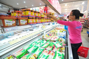 People shop in a supermarket of Co.op Mart which is the leading retailer of the country and asked to contribute to city's price stabilizing program. (Photo: Viet Dung) People shop in a supermarket of Co.op Mart which is the leading retailer of the country and asked to contribute to city's price stabilizing program. (Photo: Viet Dung)