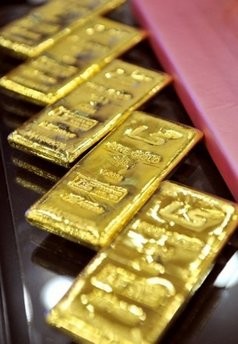 Pure gold bars are seen on display near Seoul. The precious metal surged to a record 1,356.50 US dollars an ounce in Hong Kong trade on Thursday Pure gold bars are seen on display near Seoul. The precious metal surged to a record 1,356.50 US dollars an ounce in Hong Kong trade on Thursday