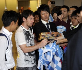 Lionel Messi (2nd L) signs autographs for Japanese fans upon his arrival at Narita international airport in Narita, suburban Tokyo on October 6, 2010. AFP Lionel Messi (2nd L) signs autographs for Japanese fans upon his arrival at Narita international airport in Narita, suburban Tokyo on October 6, 2010. AFP