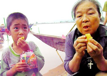 A grandmother and her grandchild on Minh Ha islet eat instant noodles after being hungry for several days. A grandmother and her grandchild on Minh Ha islet eat instant noodles after being hungry for several days.