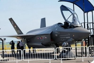 (AFP file) Visitors take a closer look at a Lockheed Martin F-35 fighter jet at the Singapore Airshow 2010 in February. (AFP file) Visitors take a closer look at a Lockheed Martin F-35 fighter jet at the Singapore Airshow 2010 in February.