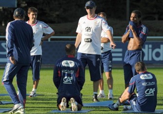 Laurent Blanc (C) gives instructions to his players during a training session on October 7, 2010 in Clairefontaine, south of Paris, two days ahead of the Euro 2012 qualifier match against Romania. AFP Laurent Blanc (C) gives instructions to his players during a training session on October 7, 2010 in Clairefontaine, south of Paris, two days ahead of the Euro 2012 qualifier match against Romania. AFP