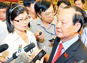 Mr. Le ThanhHai (R) answers questions from reporters after re-elected as HCM City Party Secretary on October 8. (Photo: SGGP) Mr. Le ThanhHai (R) answers questions from reporters after re-elected as HCM City Party Secretary on October 8. (Photo: SGGP)
