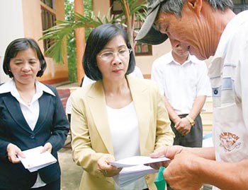 HCMC Party Committee Vice secretary Nguyen Thi Thu Ha gives VND2 billion donated by the city Party, authorities and people to flood-hit residents in Quang Binh Province on Saturday (Photo: SGGP) HCMC Party Committee Vice secretary Nguyen Thi Thu Ha gives VND2 billion donated by the city Party, authorities and people to flood-hit residents in Quang Binh Province on Saturday (Photo: SGGP)