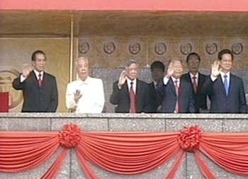 Leaders of the state and gevernment wave hello to soldiers and people joining the parade in Ba Dinh Square, Hanoi on Oct. 10, 2010. (Photo: Minh Dien) Leaders of the state and gevernment wave hello to soldiers and people joining the parade in Ba Dinh Square, Hanoi on Oct. 10, 2010. (Photo: Minh Dien)