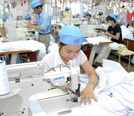 Workers at Viet Tien Garment factory making shirts for export (Photo: SGGP) Workers at Viet Tien Garment factory making shirts for export (Photo: SGGP)