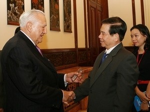 President Triet (R) receives President of France-Vietnam Friendship Parliamentarians’ Group Christian Poncelet in Hanoi on Oct. 10. President Triet (R) receives President of France-Vietnam Friendship Parliamentarians’ Group Christian Poncelet in Hanoi on Oct. 10.