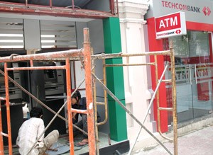 This photo, taken on October 12, 2010, shows an ATM booth under construction next to an operational one on a street in District 5, Ho Chi Minh City – a southern economic hub. (Photo: Thuy Nguyen) This photo, taken on October 12, 2010, shows an ATM booth under construction next to an operational one on a street in District 5, Ho Chi Minh City – a southern economic hub. (Photo: Thuy Nguyen)