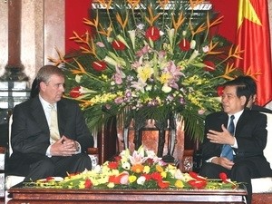 Vietnamese President Nguyen Minh Triet (R) holds talks with Prince Andrew, the Duke of York, in Hanoi on Oct. 11 (Photo: Vietnam News Agency) Vietnamese President Nguyen Minh Triet (R) holds talks with Prince Andrew, the Duke of York, in Hanoi on Oct. 11 (Photo: Vietnam News Agency)