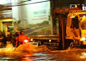 Flooding on a street in Ho Chi Minh City's Binh Thanh District at 1 AM on Oct. 11 caused by torrential rains and high tide (Photo: Tuoi Tre) Flooding on a street in Ho Chi Minh City's Binh Thanh District at 1 AM on Oct. 11 caused by torrential rains and high tide (Photo: Tuoi Tre)