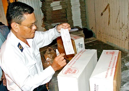 An official seals off bacteria contaminated frozen chicken wings at Truc Den Ltd, Co. in Ho Chi Minh City (Photo: SGGP) An official seals off bacteria contaminated frozen chicken wings at Truc Den Ltd, Co. in Ho Chi Minh City (Photo: SGGP)