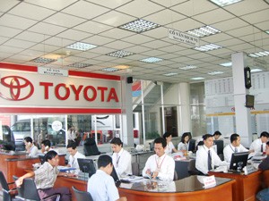 Toyota Hung Vuong’s service advisors meet with customers Toyota Hung Vuong’s service advisors meet with customers