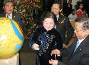 HUBA chairman Huynh Van Minh (R) prepares a board marker for former Vietnamese Vice President Truong My Hoa (C) to sign her autograph on a globe with the union’s symbol printed on it, during the October 13 gala night (Photo: Tuong Thuy) HUBA chairman Huynh Van Minh (R) prepares a board marker for former Vietnamese Vice President Truong My Hoa (C) to sign her autograph on a globe with the union’s symbol printed on it, during the October 13 gala night (Photo: Tuong Thuy)