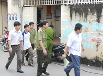 Officials come to examine Ha Phan’s office in HCMC (Photo: Thanh Nien) Officials come to examine Ha Phan’s office in HCMC (Photo: Thanh Nien)