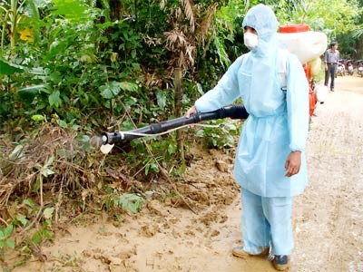 A health official sprays chemicals to control pollution caused by floods in Huong Khe District, central province of Ha Tinh (Photo: SGGP) A health official sprays chemicals to control pollution caused by floods in Huong Khe District, central province of Ha Tinh (Photo: SGGP)