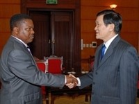Politburo member of the Communist Party of Vietnam Central Committee (CPVCC) Truong Tan Sang (R) spoke to Jorge Inocencio Dombolo, Politburo member and Secretary of the People’s Movement for the Liberation of Angola (MPLA) Central Committee. (Photo:VOV) Politburo member of the Communist Party of Vietnam Central Committee (CPVCC) Truong Tan Sang (R) spoke to Jorge Inocencio Dombolo, Politburo member and Secretary of the People’s Movement for the Liberation of Angola (MPLA) Central Committee. (Photo:VOV)