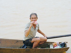 Nguyen Van Cach in Huong Khe District, Ha Tinh Province, eats uncooked instant noodle in the middle of flooding on October 17, 2010. (Photo: SGGP) Nguyen Van Cach in Huong Khe District, Ha Tinh Province, eats uncooked instant noodle in the middle of flooding on October 17, 2010. (Photo: SGGP)