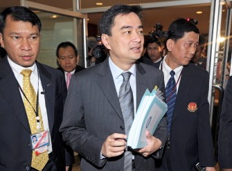 Thai Prime Minister Abhisit Vejjajiva (C) arrives at the Constitutional Court in Bangkok on October 18, 2010. AFP Thai Prime Minister Abhisit Vejjajiva (C) arrives at the Constitutional Court in Bangkok on October 18, 2010. AFP
