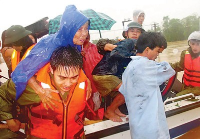 Army forces evacuate people from flood-affected areas on Oct 18, 2010. (Photo: Duong Quang) Army forces evacuate people from flood-affected areas on Oct 18, 2010. (Photo: Duong Quang)