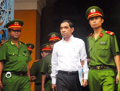 Huynh Ngoc Sy walks out the trial in Ho Chi Minh City on Oct. 18, 2010. (Photo: Minh Sy) Huynh Ngoc Sy walks out the trial in Ho Chi Minh City on Oct. 18, 2010. (Photo: Minh Sy)